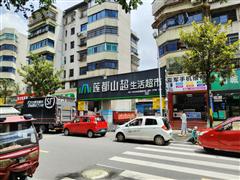 中坝农贸市场旁200平门面房东直租